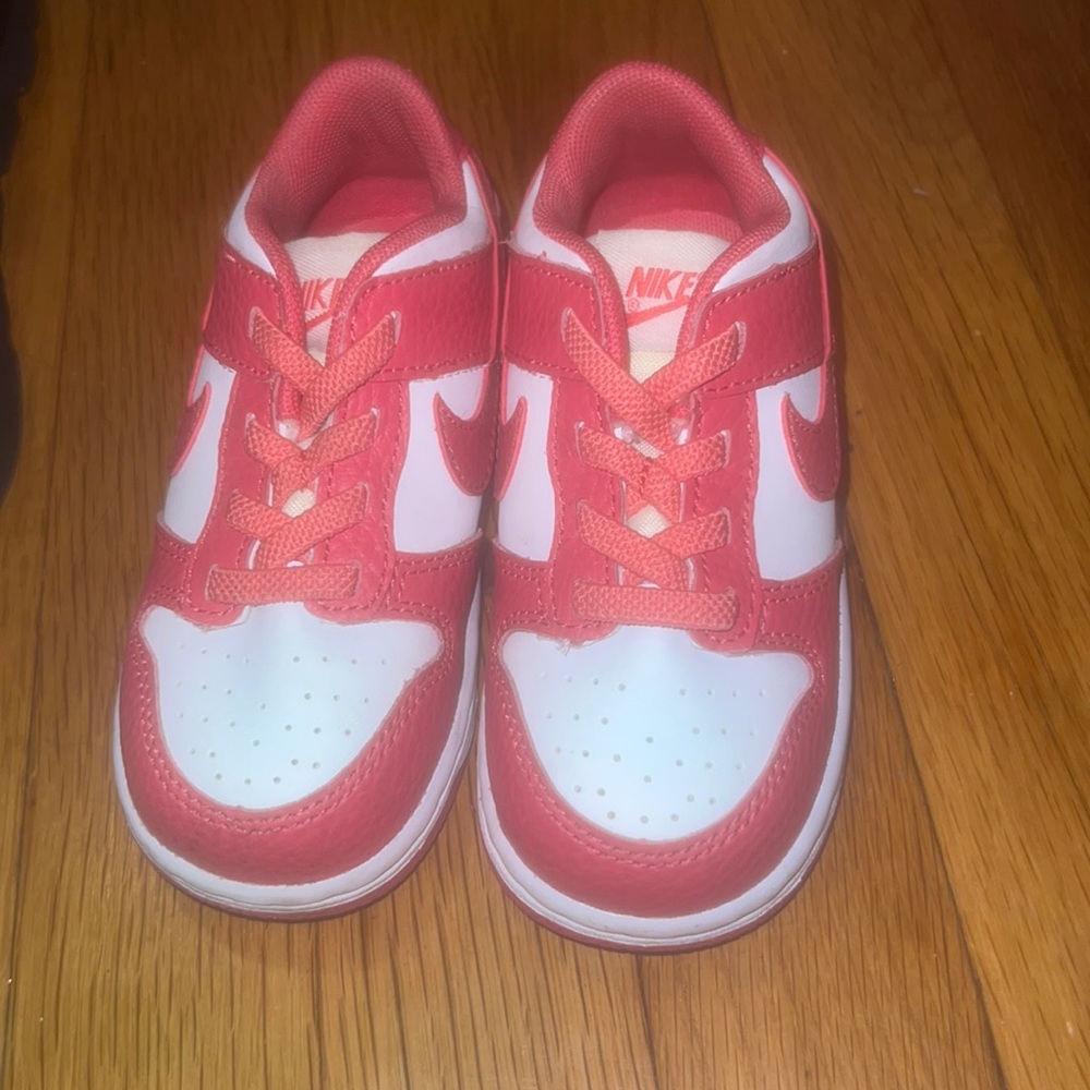 Toddler girl dunks.